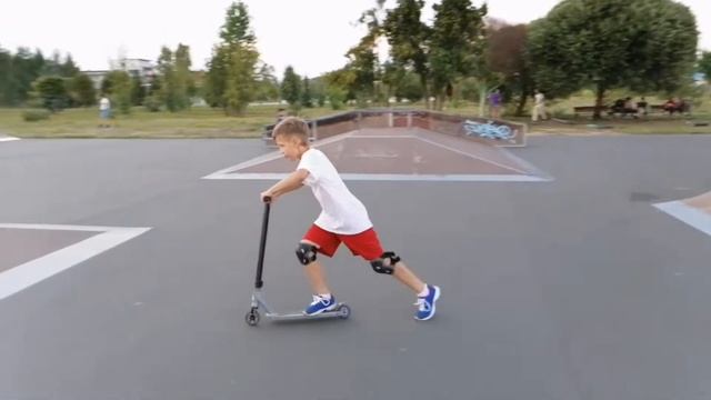 Трюки в скейтпарке