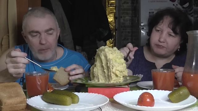 MUKBANG RUSSIA|ПЮРЕ С ТУШЕНКОЙ|ДОМАШНИЕ СОЛЕНОСТИ|ТОМАТНЫЙ СОК|ДОМАШНЯЯ ЕДА