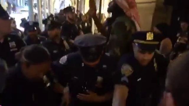 Нью-Йорк, штат Нью-Йорк.
Полиция лупит и арестовывает многочисленных протестующих во время марша.