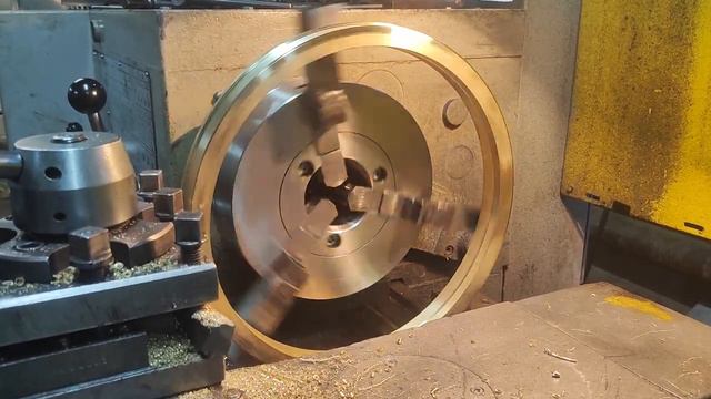 Обработка бронзового кольца БрАЖ9 4 ф370 мм на токарном станке ТС70