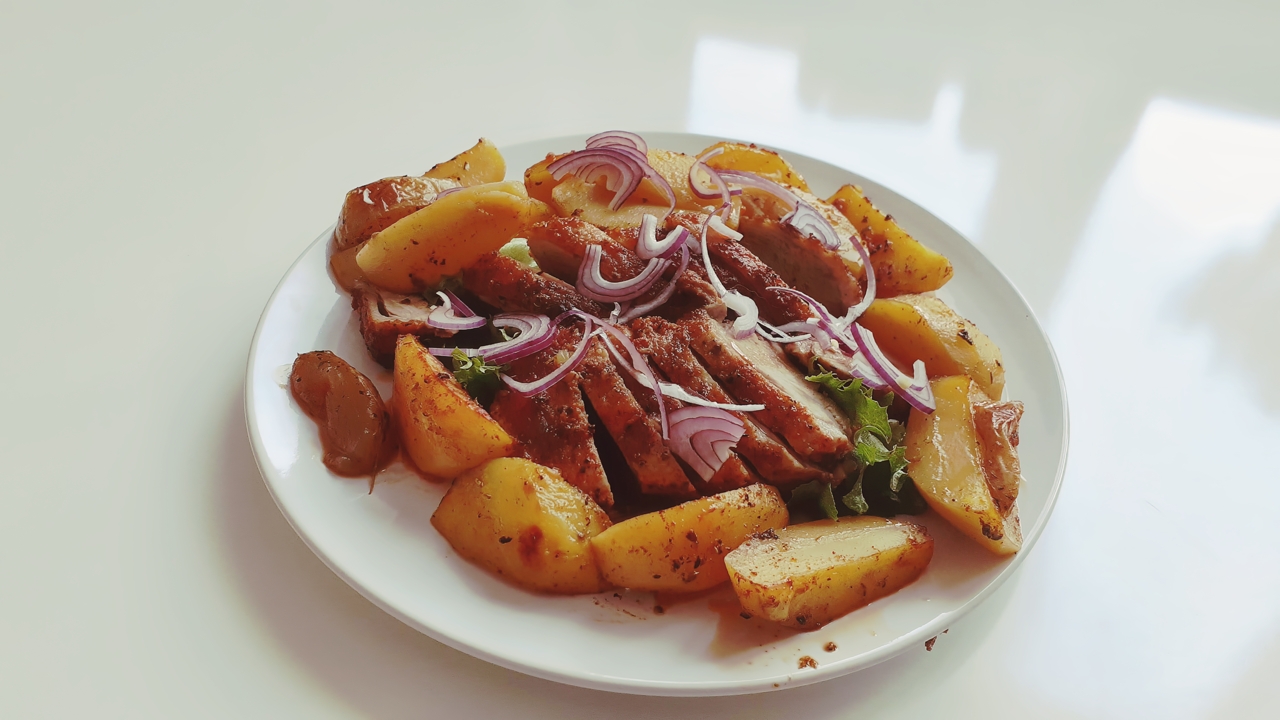 Утка запеченная с яблоками и картофелем. (классический рецепт)