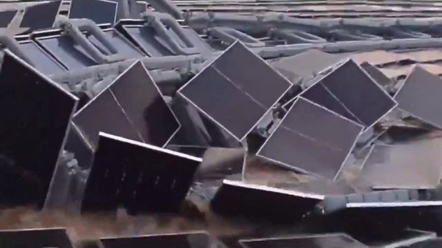 ❗Крупнейшая в мире плавучая солнечная электростанция разрушена штормом в штате Мадхья-Прадеш, Индия
