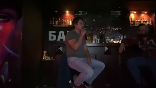 Посетитель караоке круто спел пора пора порадуемся на своём веку