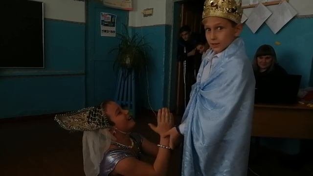 Три девицы. Роли исполняют только мальчишечки!!!!!!