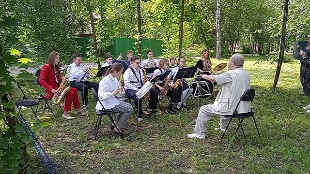 Игра на музыкальных инструментах.