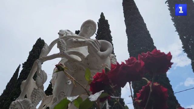 Аллея Аполлонов в крымском Симеизе превратилась в аллею роз