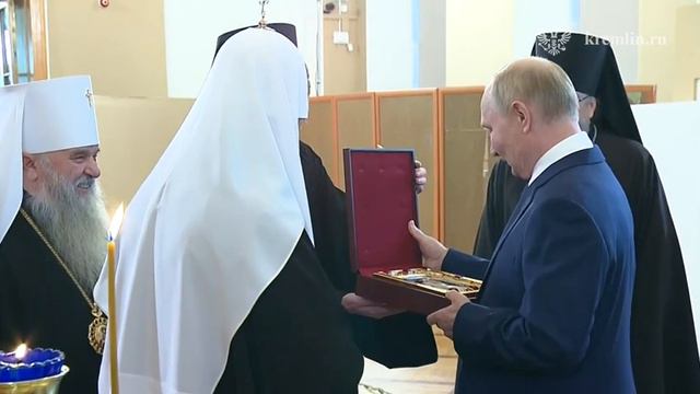 Владимир Путин во время посещения Свято-Троицкой Александро-Невской лавры в Петербурге