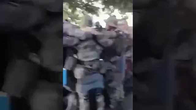 Смотрим в глаза, друг-другу.