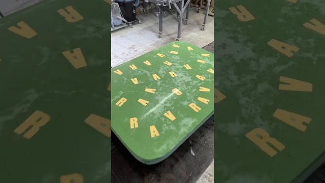 Стол из зеленого бетона для дочери