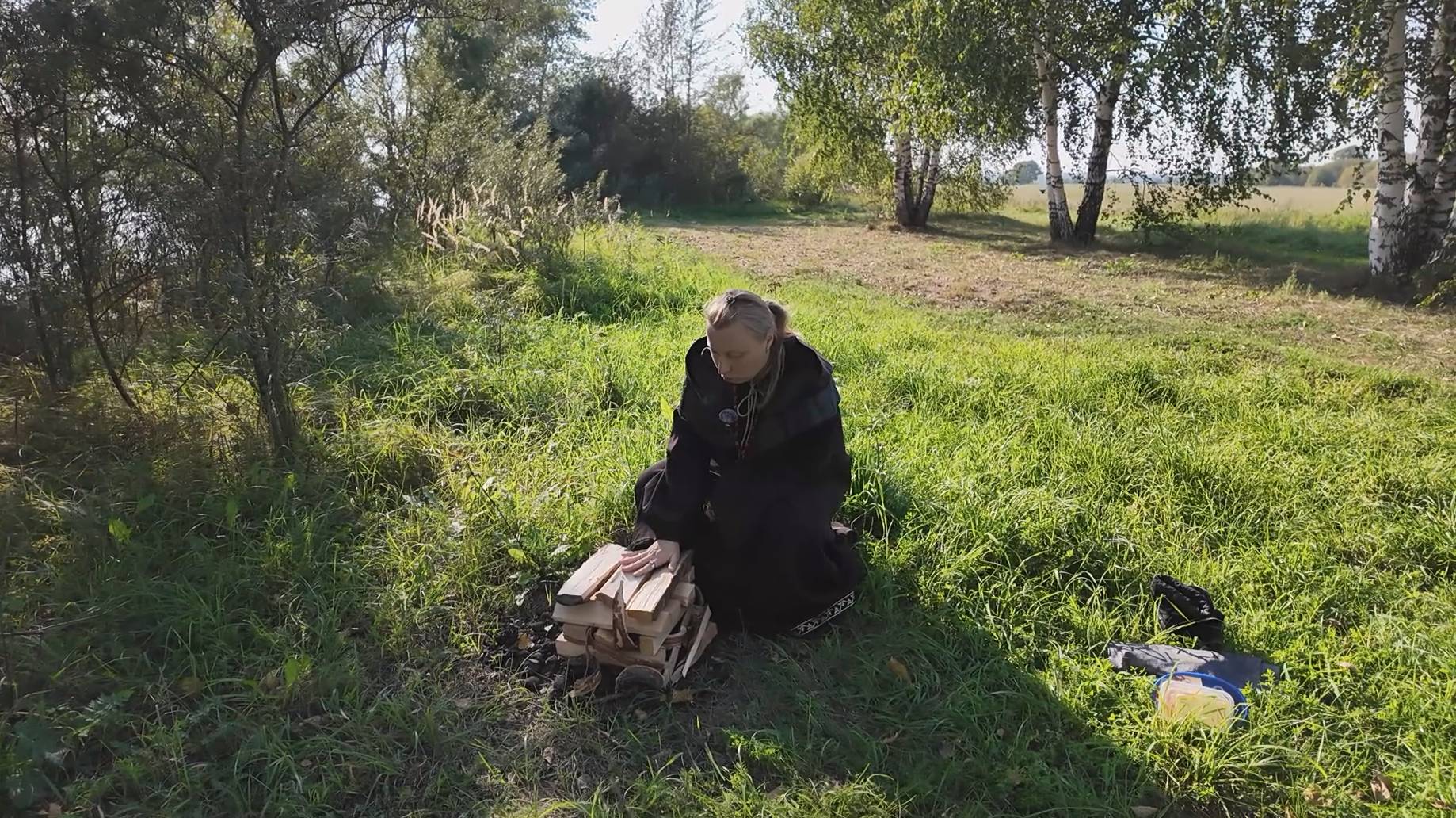 В этом видео Екатерина Константиновна рассказывает о том как правильно сделать костер для обрядов.