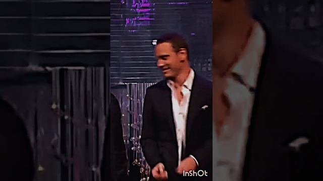 #Майкл Фасс Бендер выходит под весёлую музыку#??
