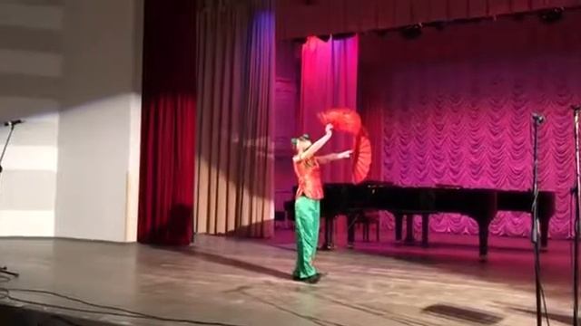 Китайский танец с веерами. Исп. Варя Верхова наша особенная ученица