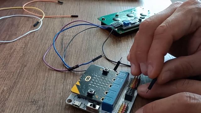 LCD 20X4?CONECTAR y ?PROGRAMAR  ?️ en ⌨️MICROBIT  how connect LCD20x4 display with Microbit