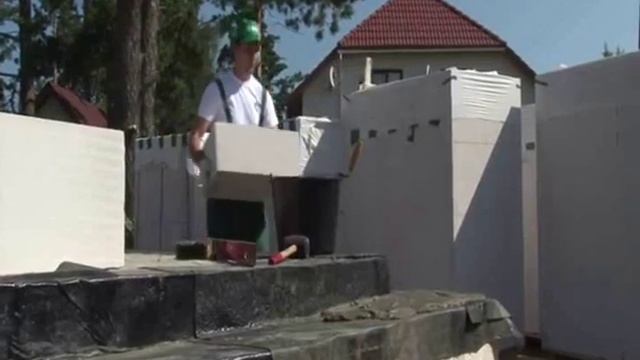 Фундамент для домов из газобетона и кладка первого ряда стены из газобетона H+H