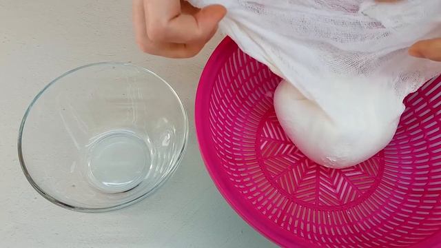 leckeres und schnelles Rezept für hausgemachten Frischkäse, nur 1 Zutaten, Einfach einfrieren!