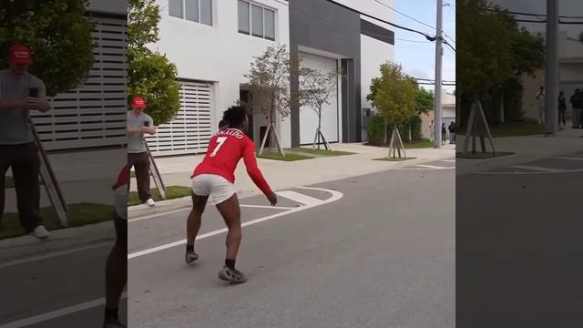 Жесть 😱 смотри до конца перепрыгивает машины #shorts
