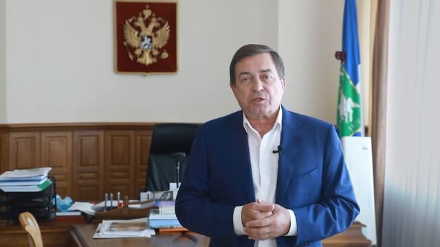 Ректор НИУ «БелГУ», Олег Полухин, поздравляет выпускников