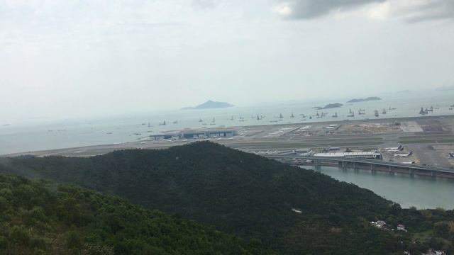 Вид на аэропорт Гонконга с канатной дороги