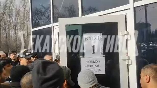 Мигрантам раздают повестки в здании ГИБДД Екатеринбурга. 
 
Иностранные специалисты приехали сюда, ч