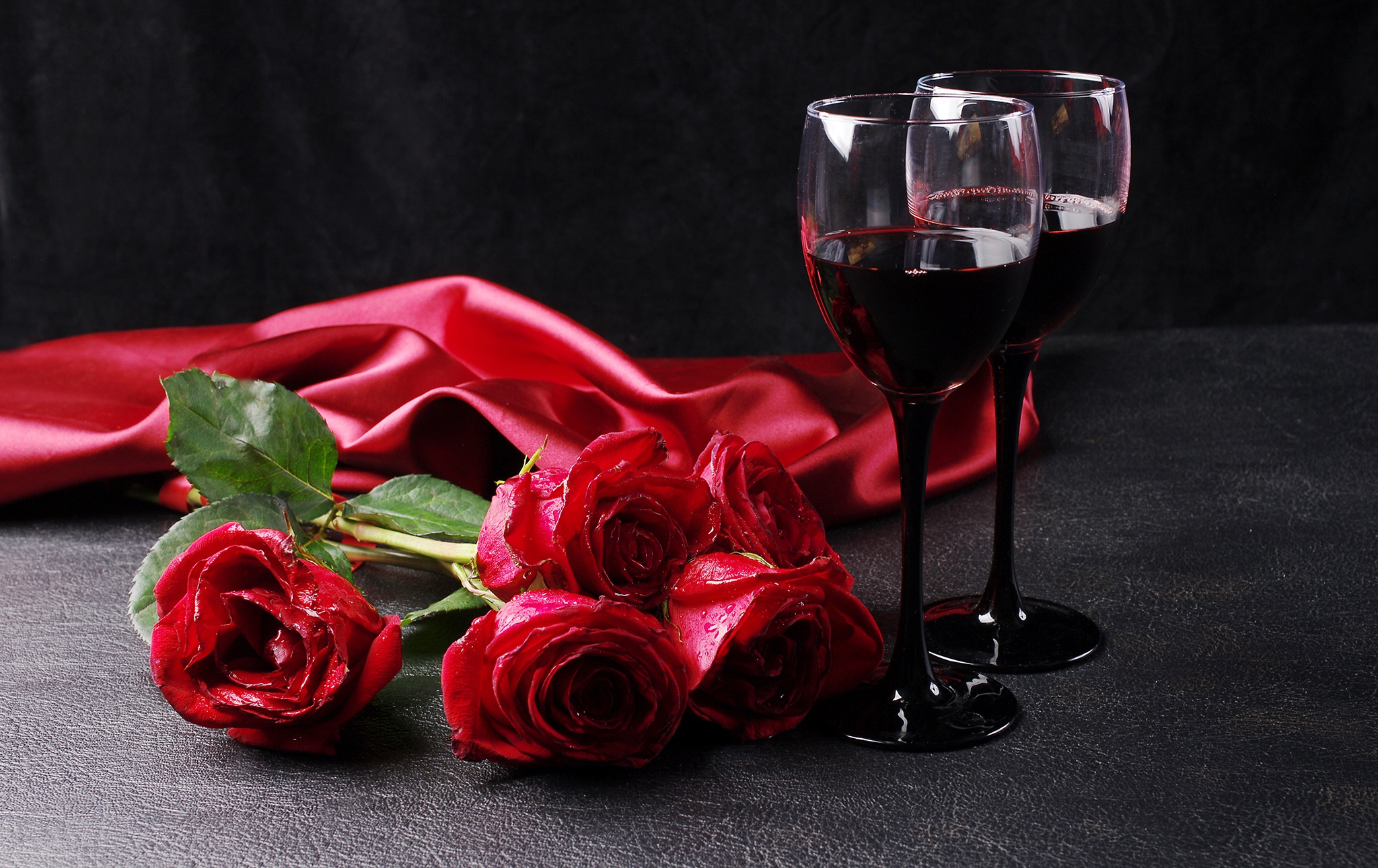Вино и шикарные розы