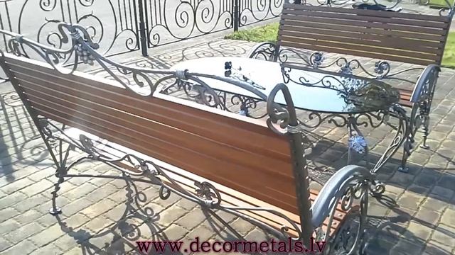 кованый стол и скамейки
