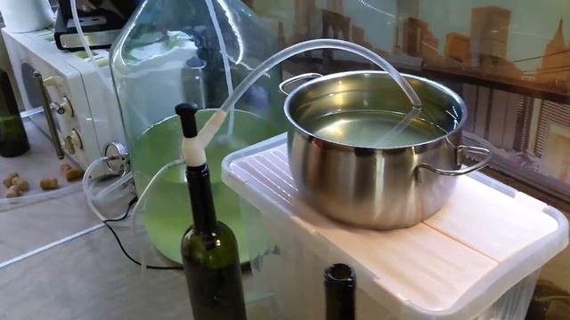Розлив и упаковка домашнего вина.