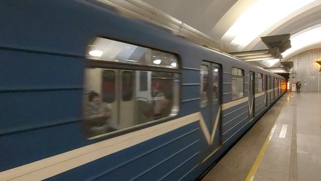 Прибытие метропоезда на станцию "Площадь Мужества", Санкт-Петербург
