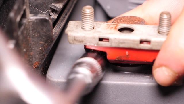 How to replace the car battery CLIO 3 1.4 16V ?