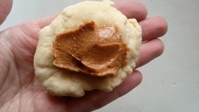 Пирожки на кефире с арахисовой пастой