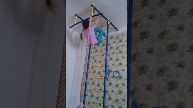 Учимся лазить на шведской стенке!!!