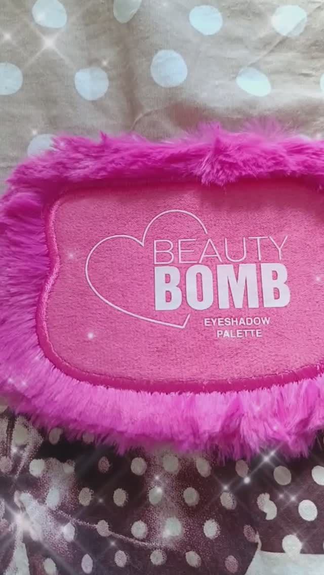 BEAUTY BOMB ROMCORE. палетка теней