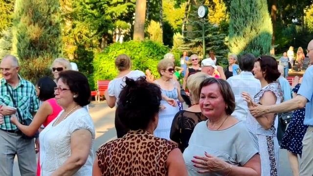 Kharkiv Харьков Танцы в парке Горького Ты меня свела с ума