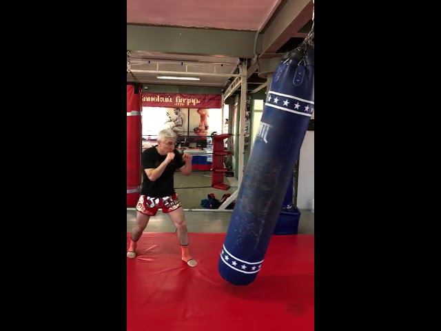 Front kick, push kick (left, middle). Прямой удар левой ногой в корпус. Работа на мешке_6.