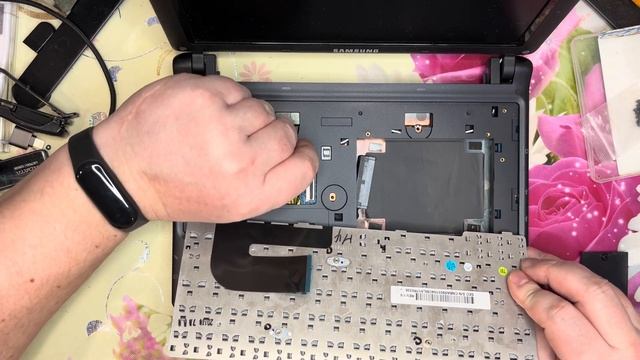 SAMSUNG NP-N100-MA01RU. Разбор. Чистка от пыли. Замена диска