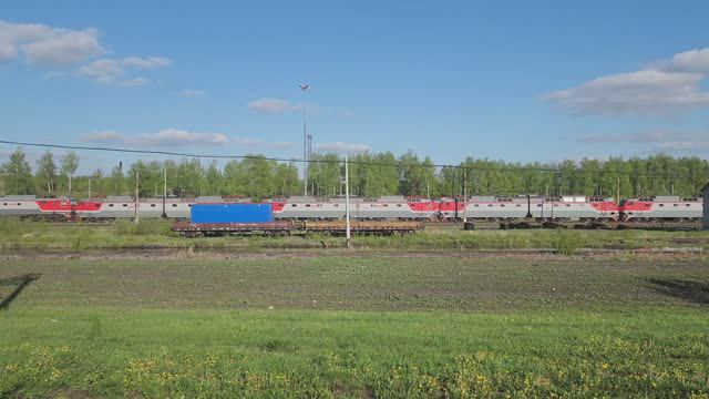 Локомотивное депо Ожерелье, много ЧС7 и 2 ЭП10 | из окна поезда
