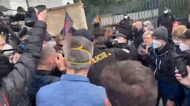 У здания посольства РФ в Праге произошла стычка между сторонниками и противниками России///