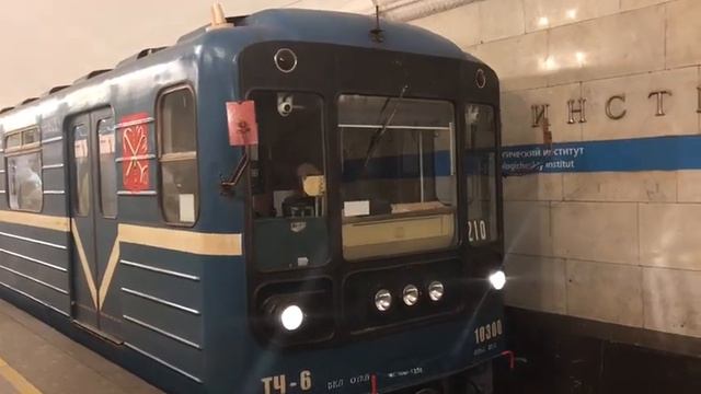 приветливый машинист на 81-540-541 1-3-1 на станции технологический институт.