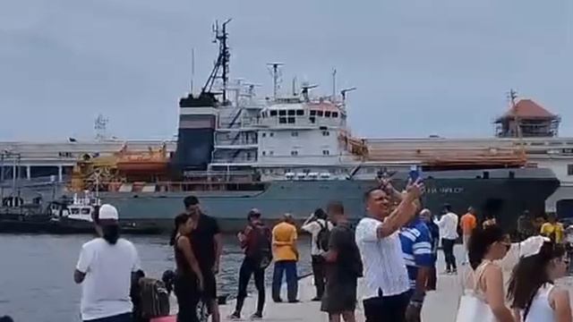 Жители Гаваны массово вышли навстречу прибывшим российским кораблям
