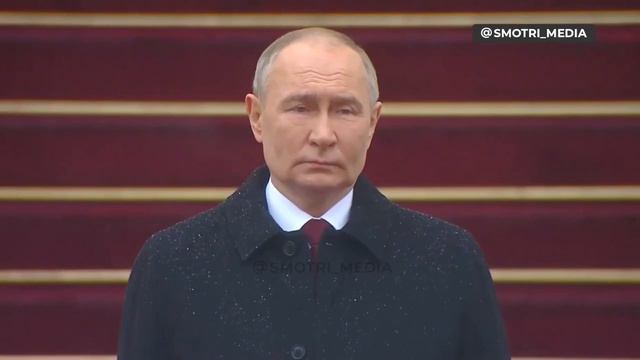 Владимир Путин проводит смотр Президентского полка.