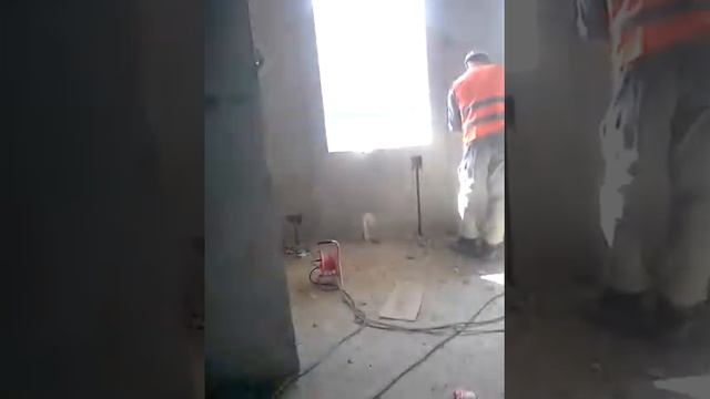 Штробление стен под проводку.