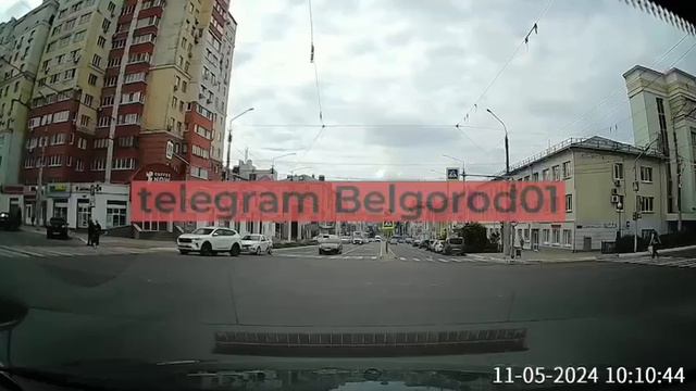 Видео столкновения скорой помощи и легкового автомобиля в центре Белгорода
