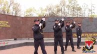 В Удмуртии сотрудники полиции возложили цветы к Монументу боевой и трудовой славы