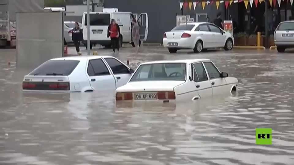 فيضانات تغرق شوارع العاصمة التركية وتوقف خدمات المترو