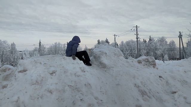 Артёмка снова забирается на горку... 7 декабря 2023 года