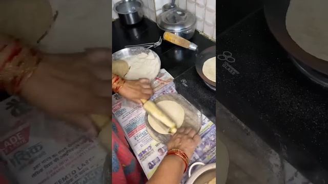 Свекровь показывает, как готовятся лепёшки роти (чапати)