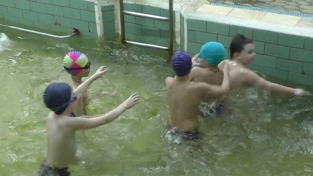 Занятие младшей группы в бассейне - лягушатник.  Водное поло.