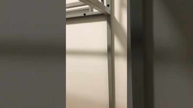 Двухуровневая кровать в маленькую комнату для увеличения пространства. Индивидуальный заказ.