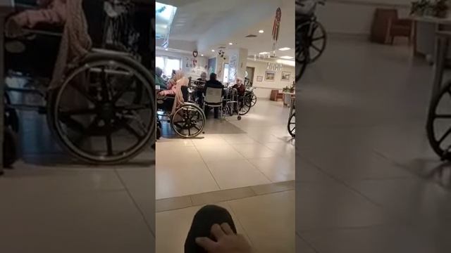 О работе в доме престарелых. Попрощался и ушел.