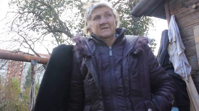Пенсионерка живет в доме, который сносят на ее глазах.