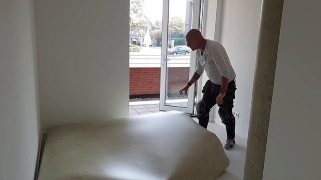 linoleum leggen in je woning. Nog steeds heel mooi en natuurlijk.